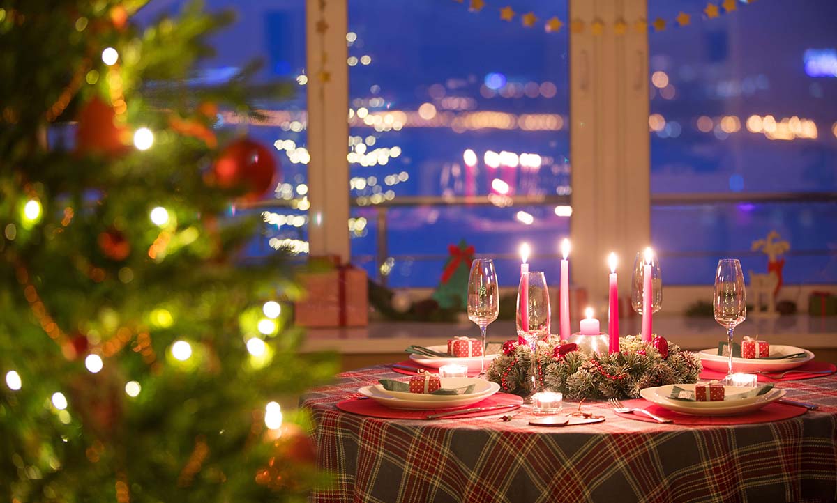 Holiday decorating - cosy dining room